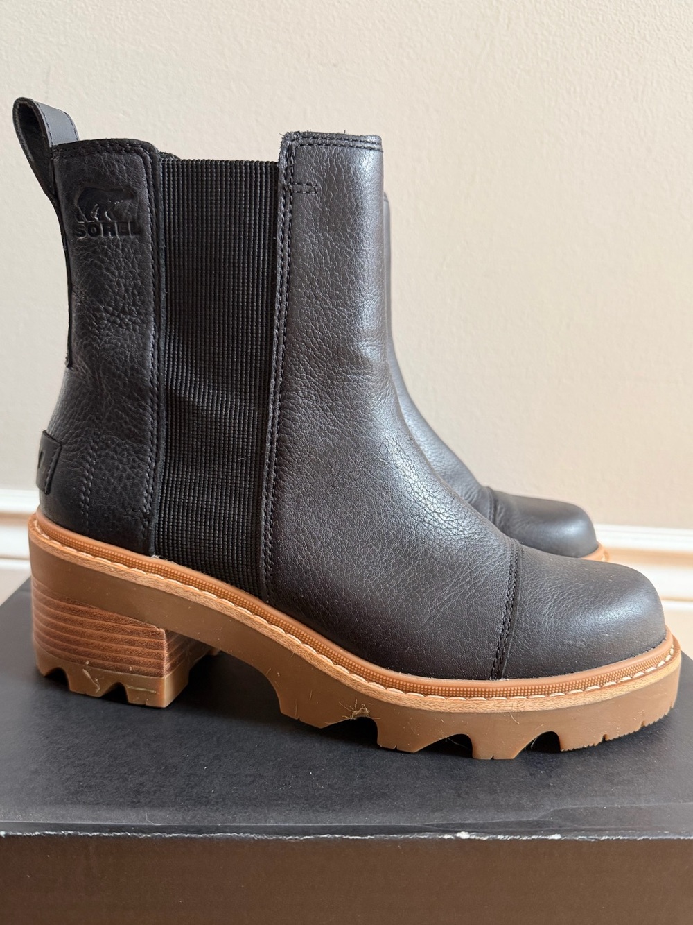 Sorel Joan Now Black Leather Chelsea Lug Boot with Gum Sole size 8